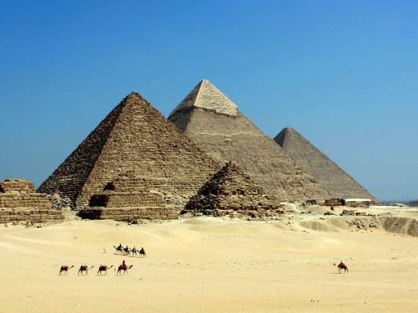 Pyramiden gebaut auf Sand und mit Bier 600x450 - Pyramiden - gebaut auf Sand und mit Bier
